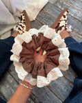 Scrunchie Broderie Café