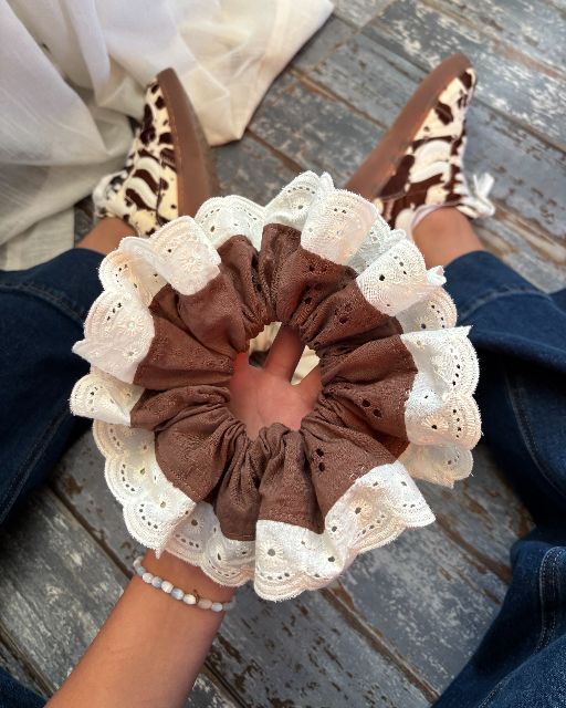Scrunchie Broderie Café
