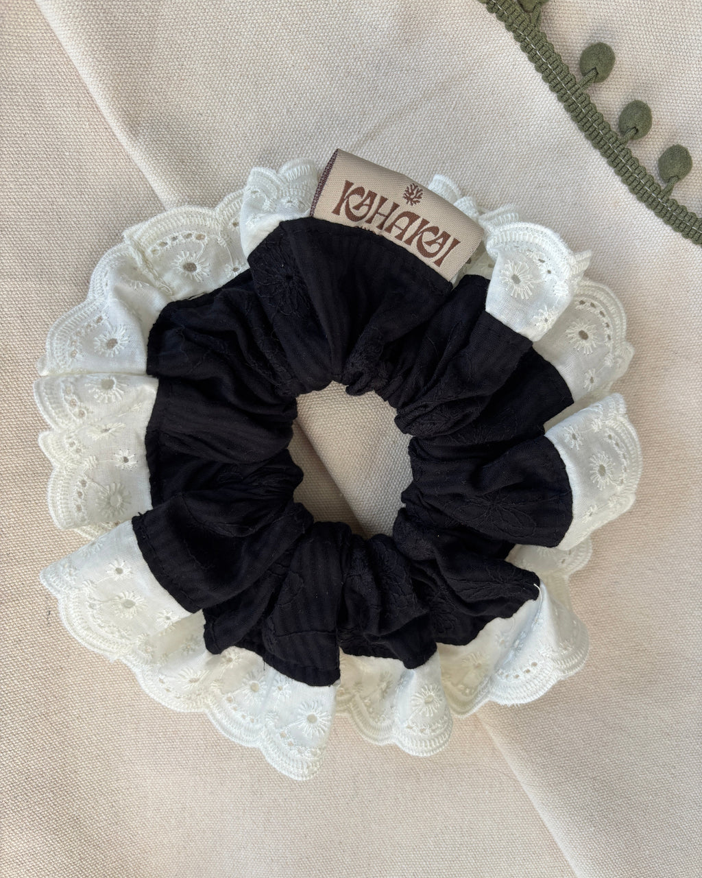 Scrunchie Broderie Negro