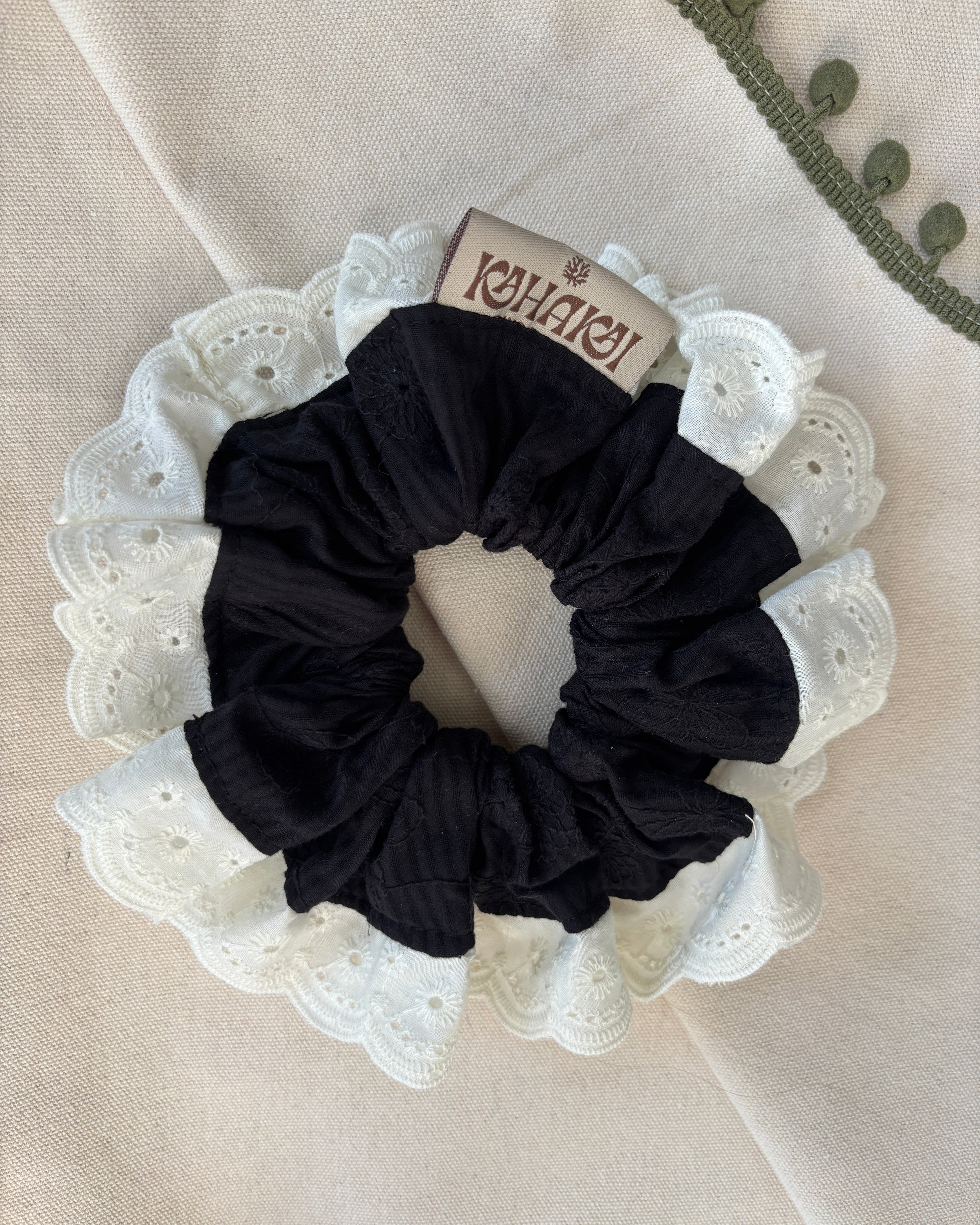 Scrunchie Broderie Negro