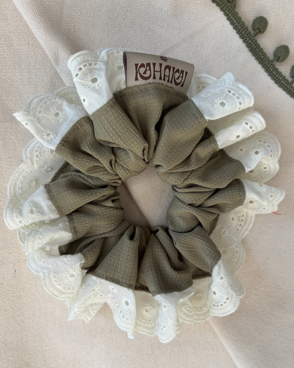 Scrunchie Broderie Verde