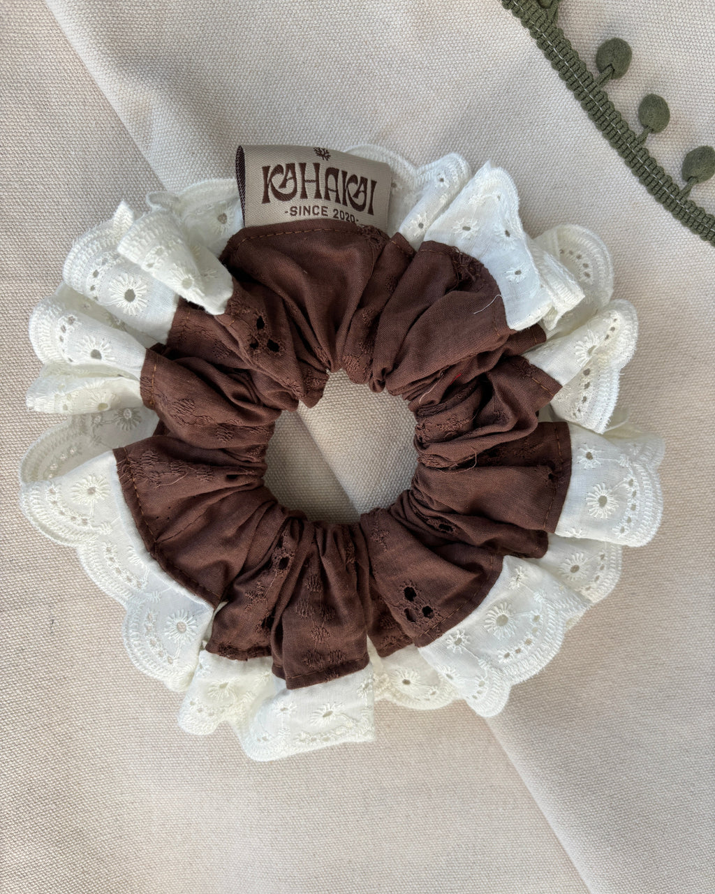 Scrunchie Broderie Café