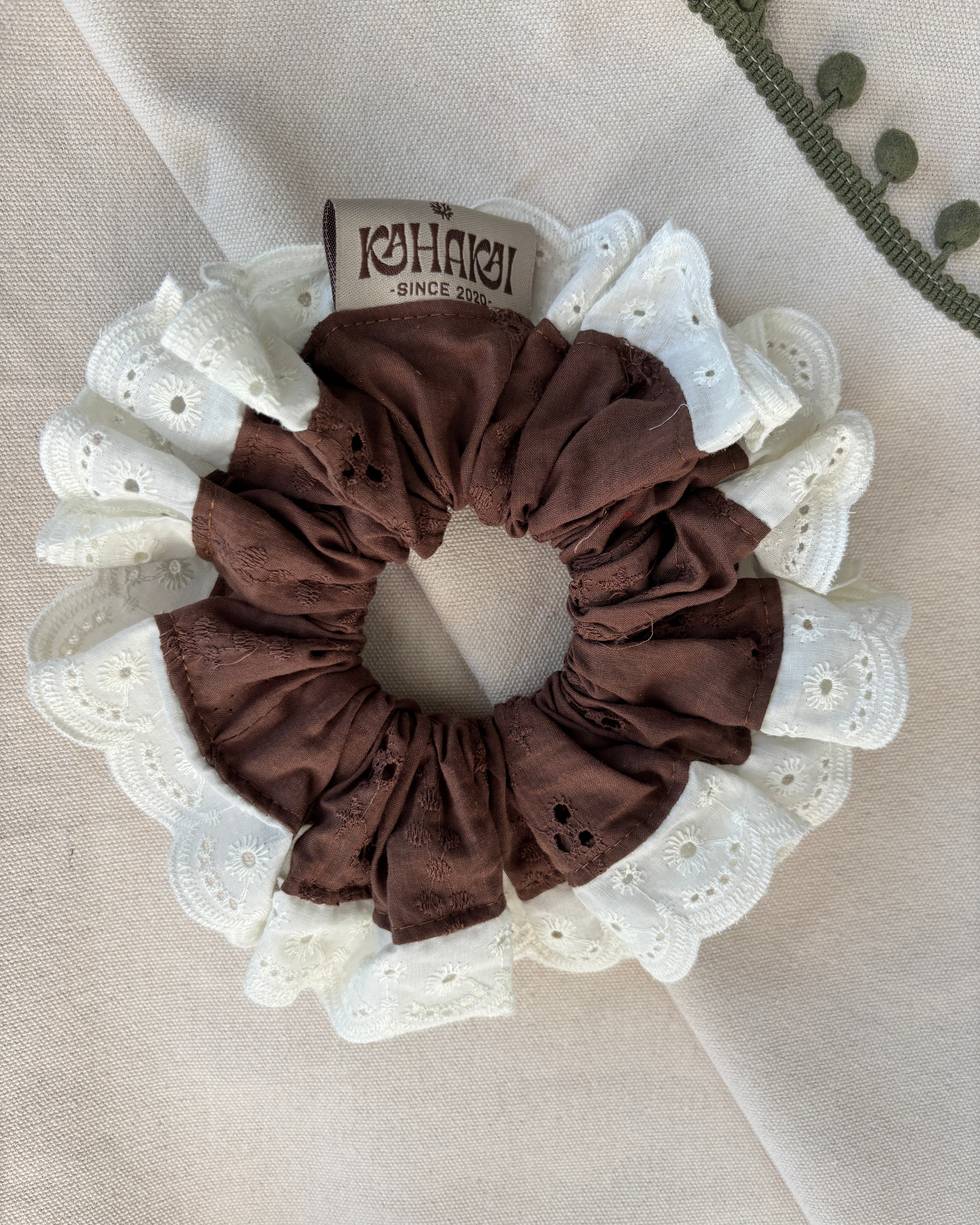 Scrunchie Broderie Café