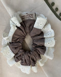 Scrunchie Broderie Gris