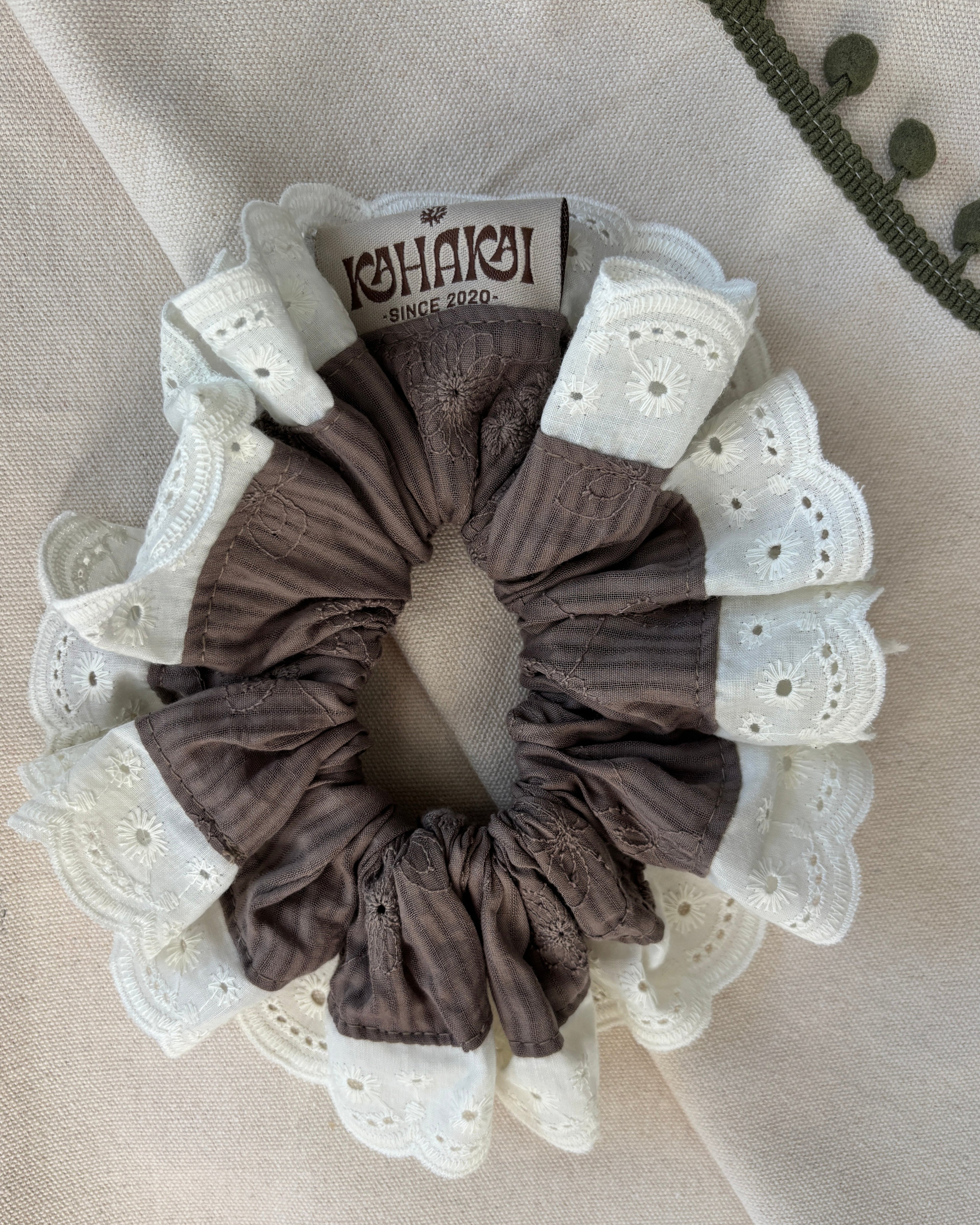 Scrunchie Broderie Gris