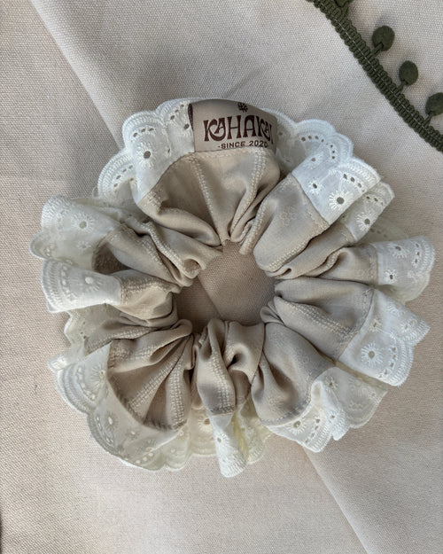 Scrunchie Broderie Beige