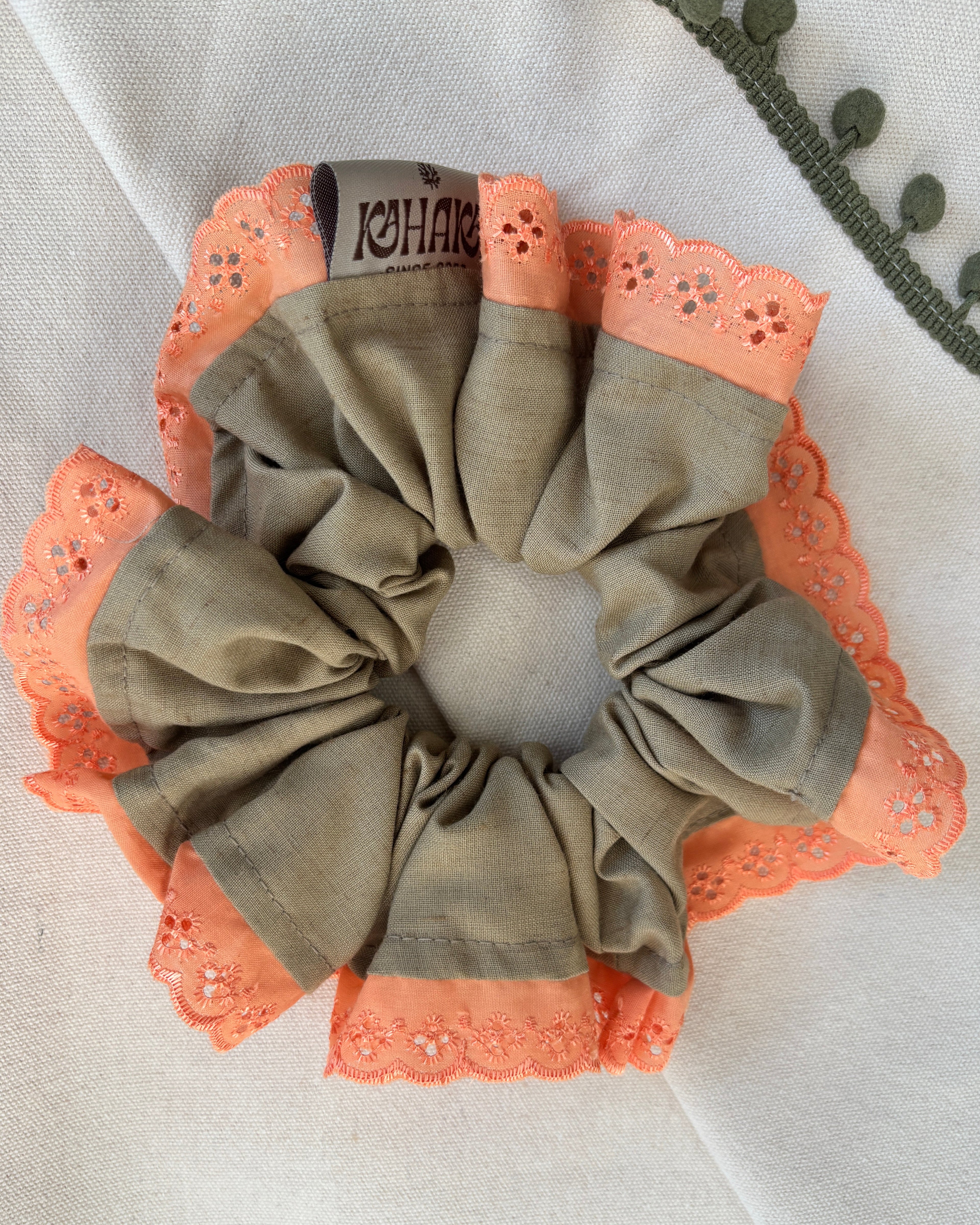 Scrunchie Broderie Naranjo