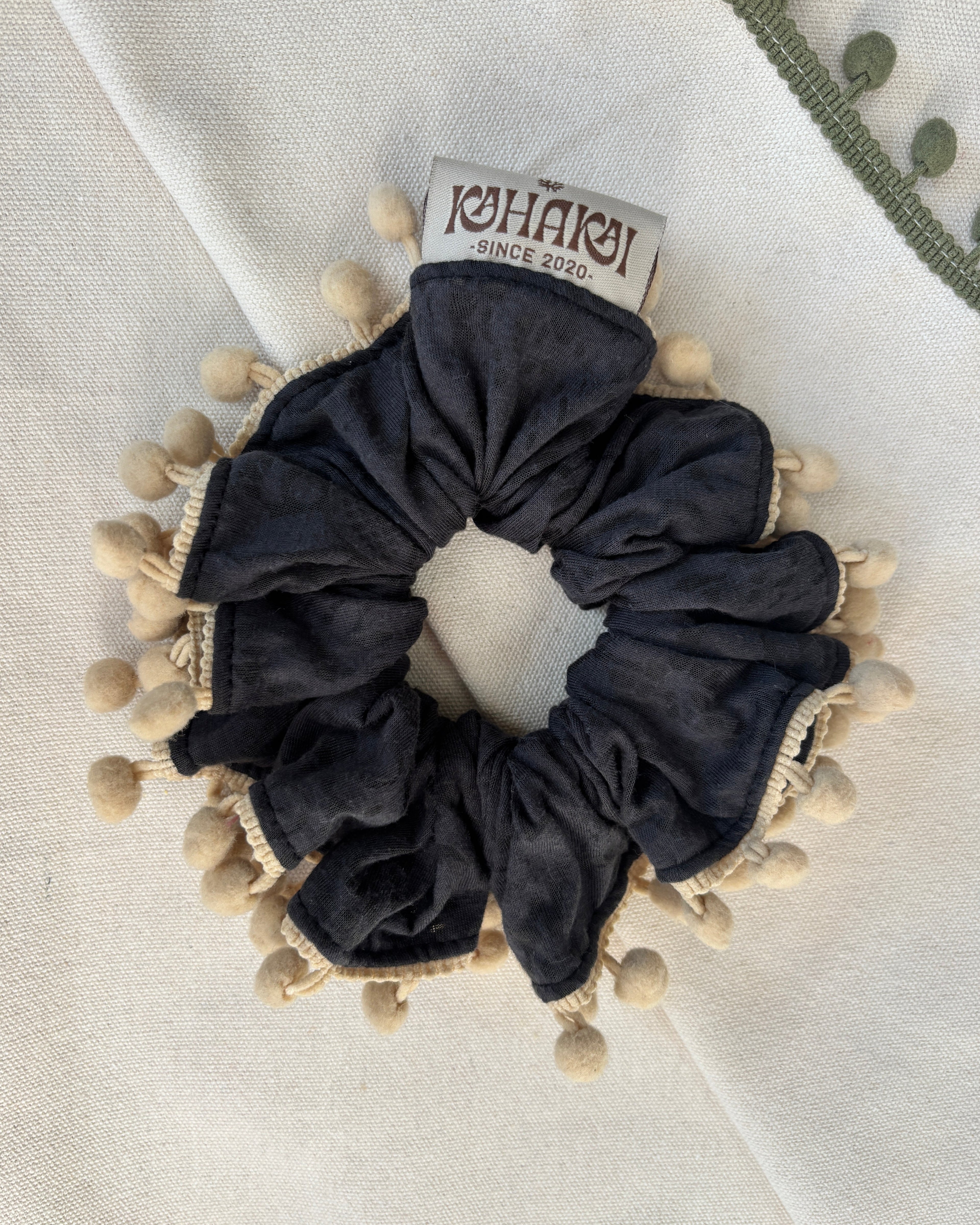 Scrunchie Pompón Negro