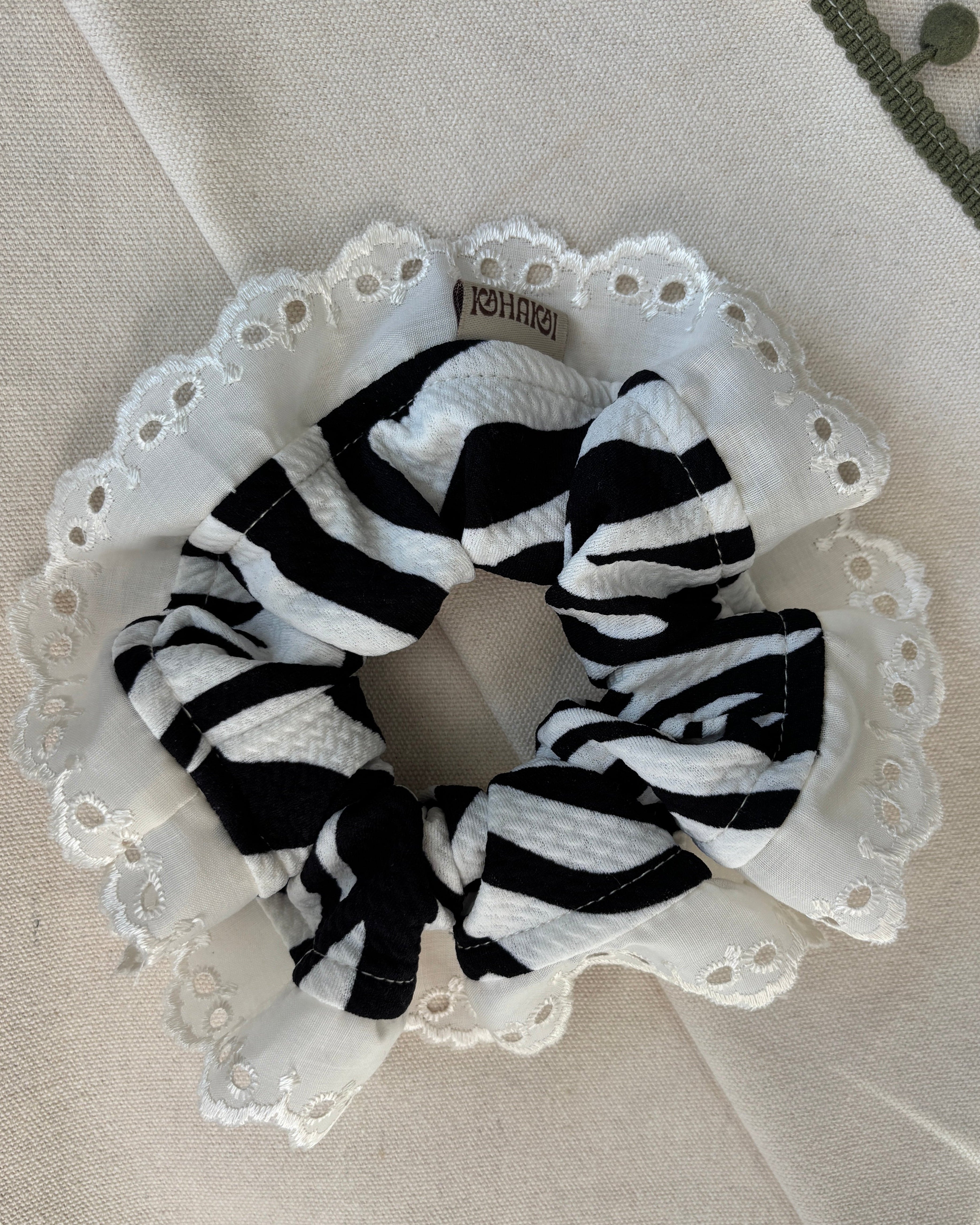 Scrunchie Broderie Zebra