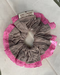 Scrunchie Broderie Rosado