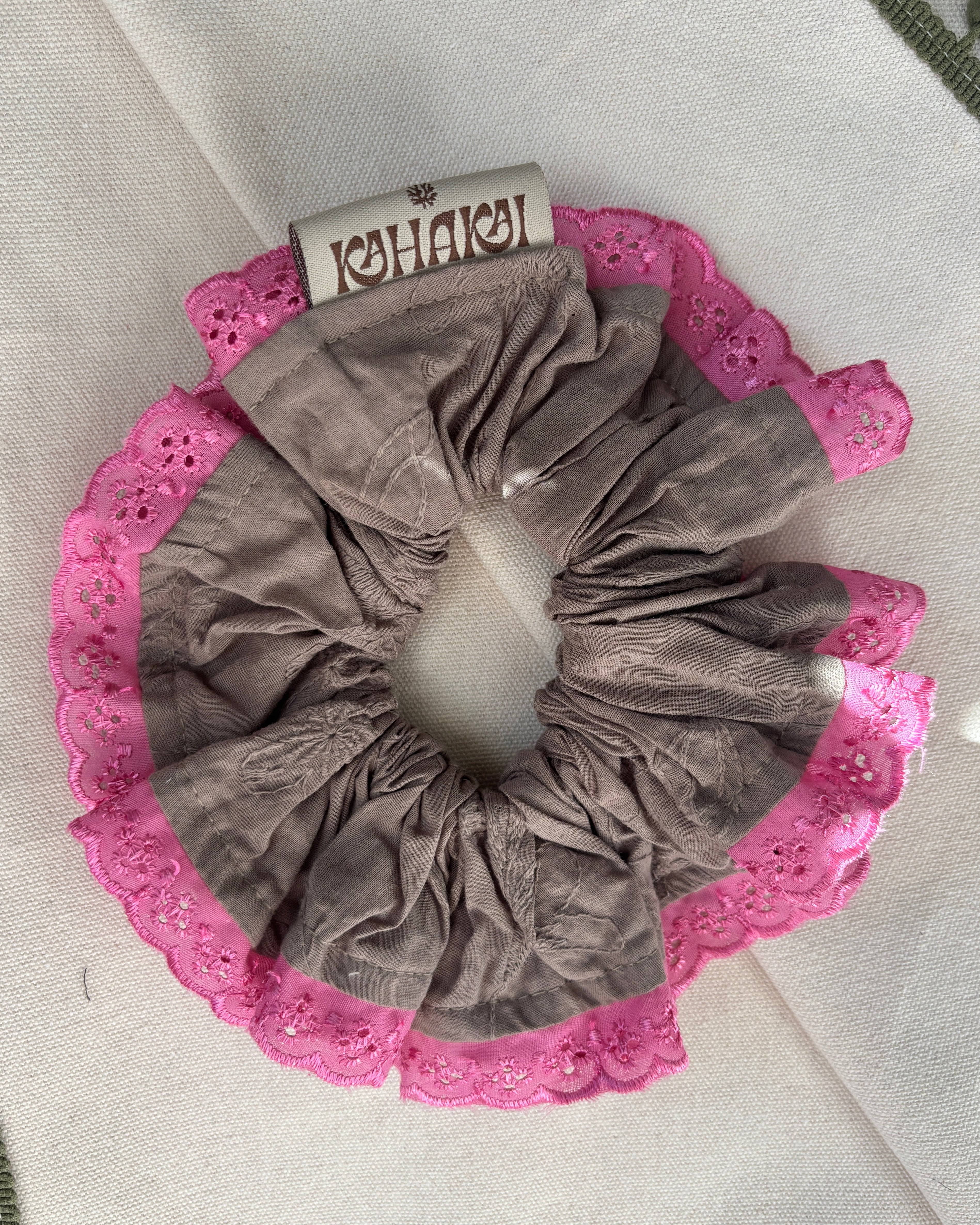 Scrunchie Broderie Rosado