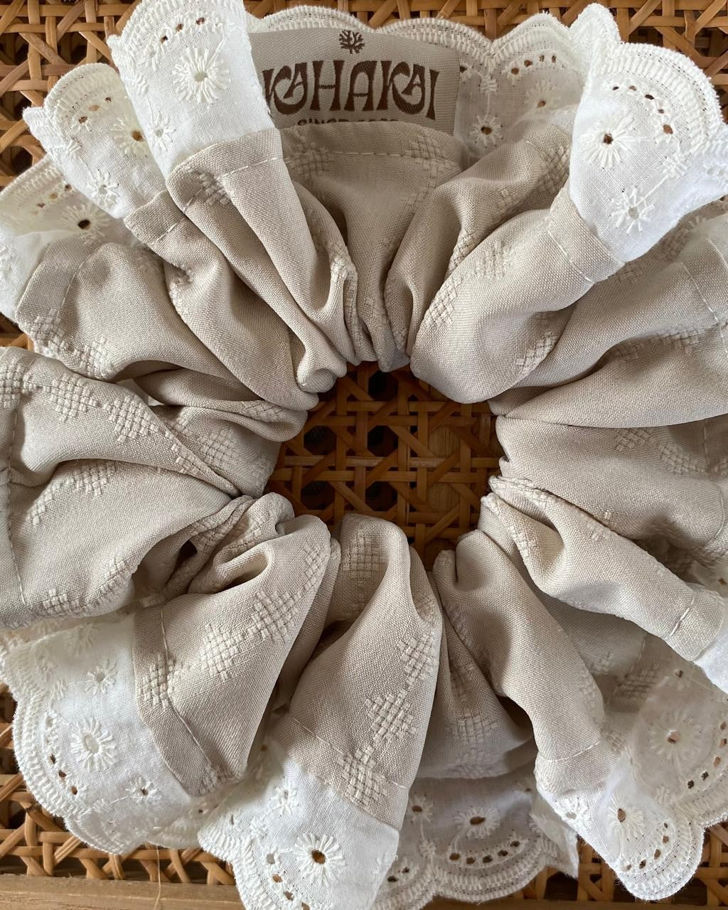 Scrunchie Broderie Beige